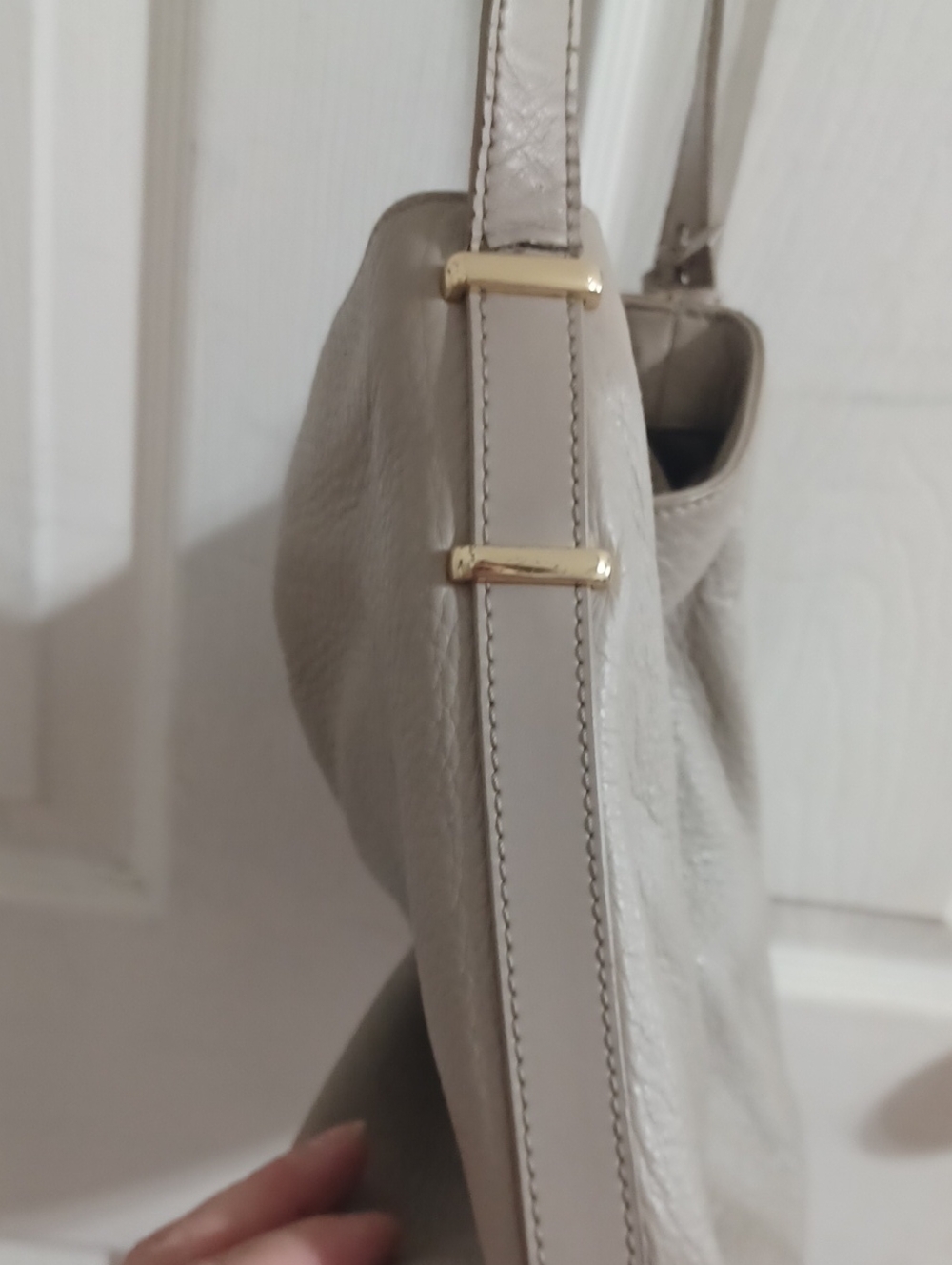 Vince Camuto Hobo7 Light Grey Pebble Neutral Leather Shoulder Bag Gray NWOT - Picture 5 of 10